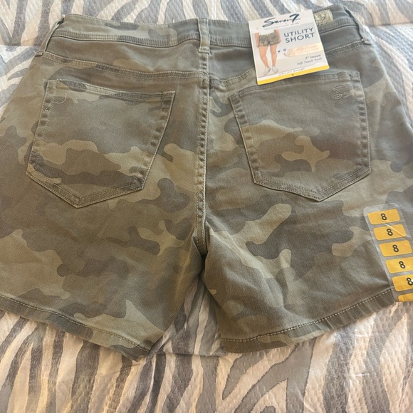 Shorts - Picture 3 of 3